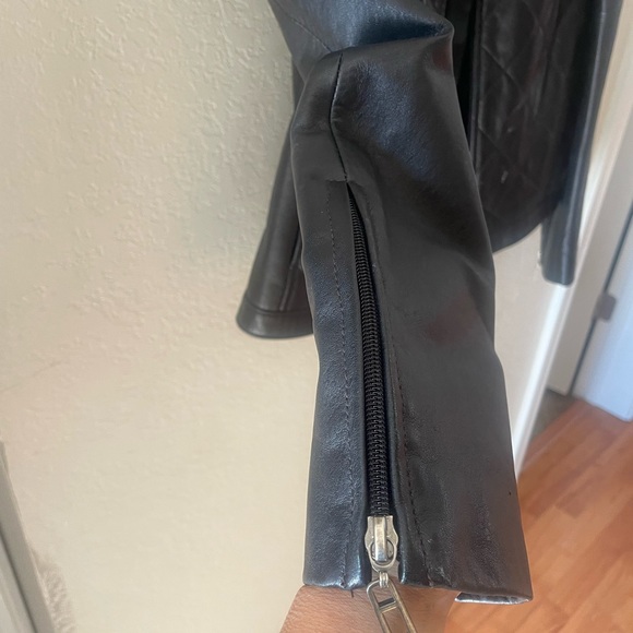 2 Medium size Women Leather Jackets. LIKE NEW - Picture 7 of 13